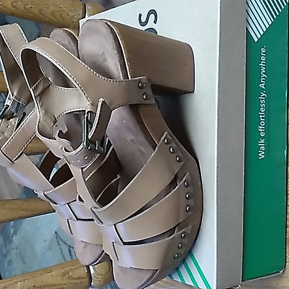 Sandals size 8.5 - Picture 4 of 10